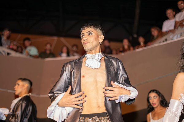 Comment marier des accessoires en cuivre avec une tenue d'automne élégante?