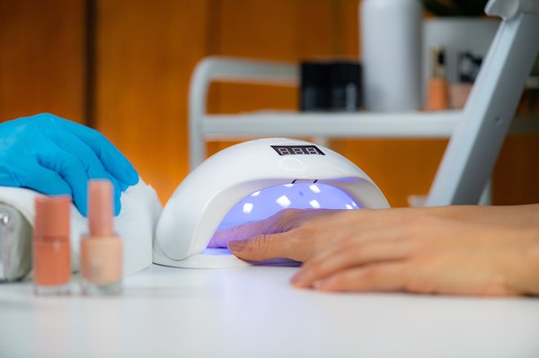 Découvrez la meilleure lampe UV pour des ongles parfaits